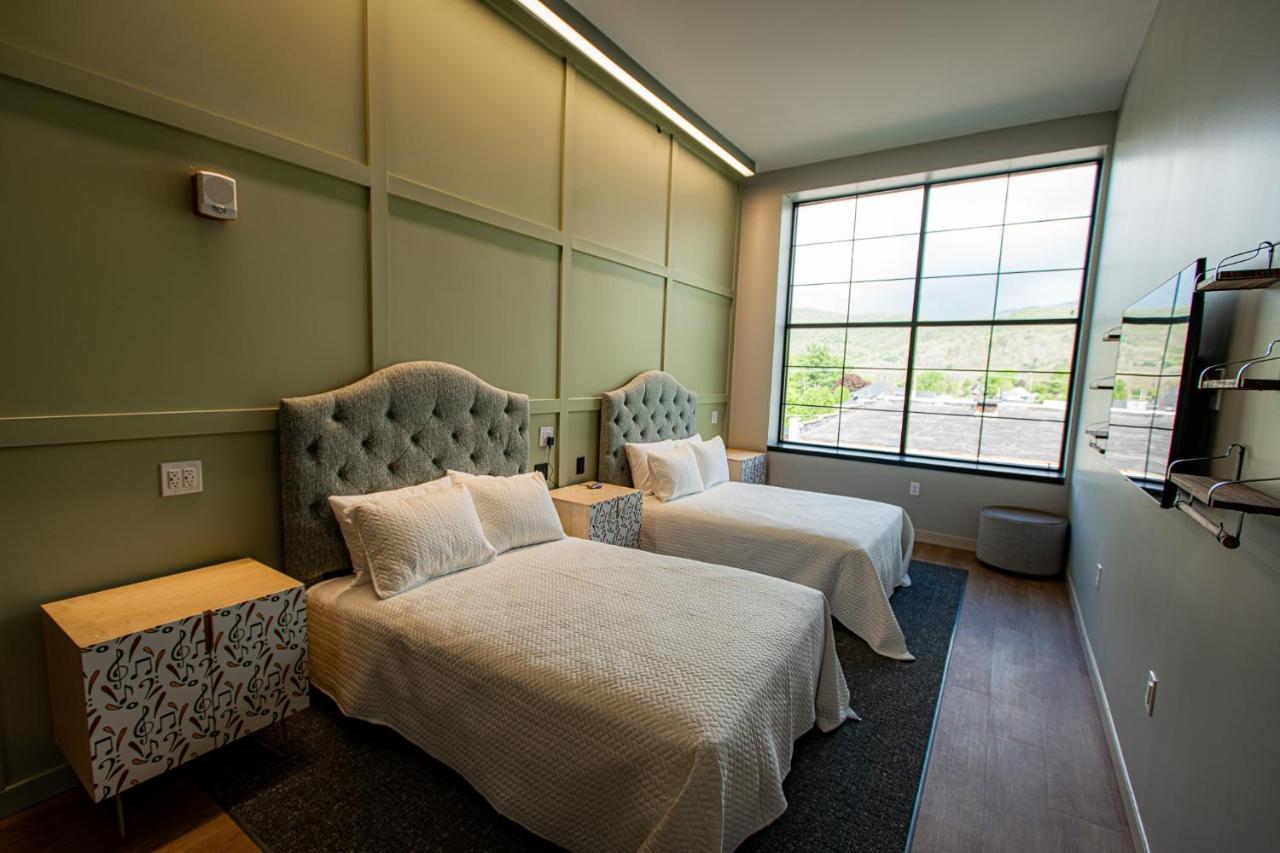 The Schoolhouse Hotel وايت سولفور سبرينغز المظهر الخارجي الصورة