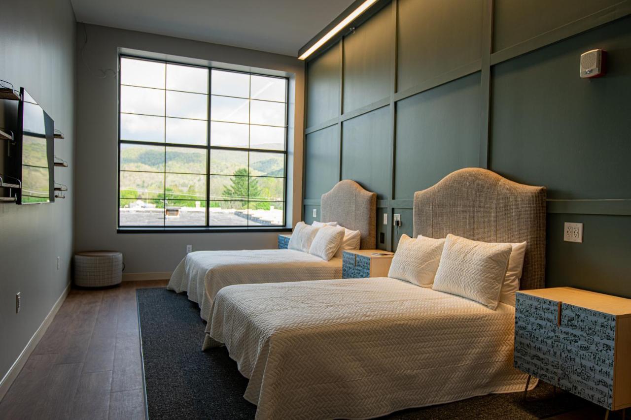 The Schoolhouse Hotel وايت سولفور سبرينغز المظهر الخارجي الصورة